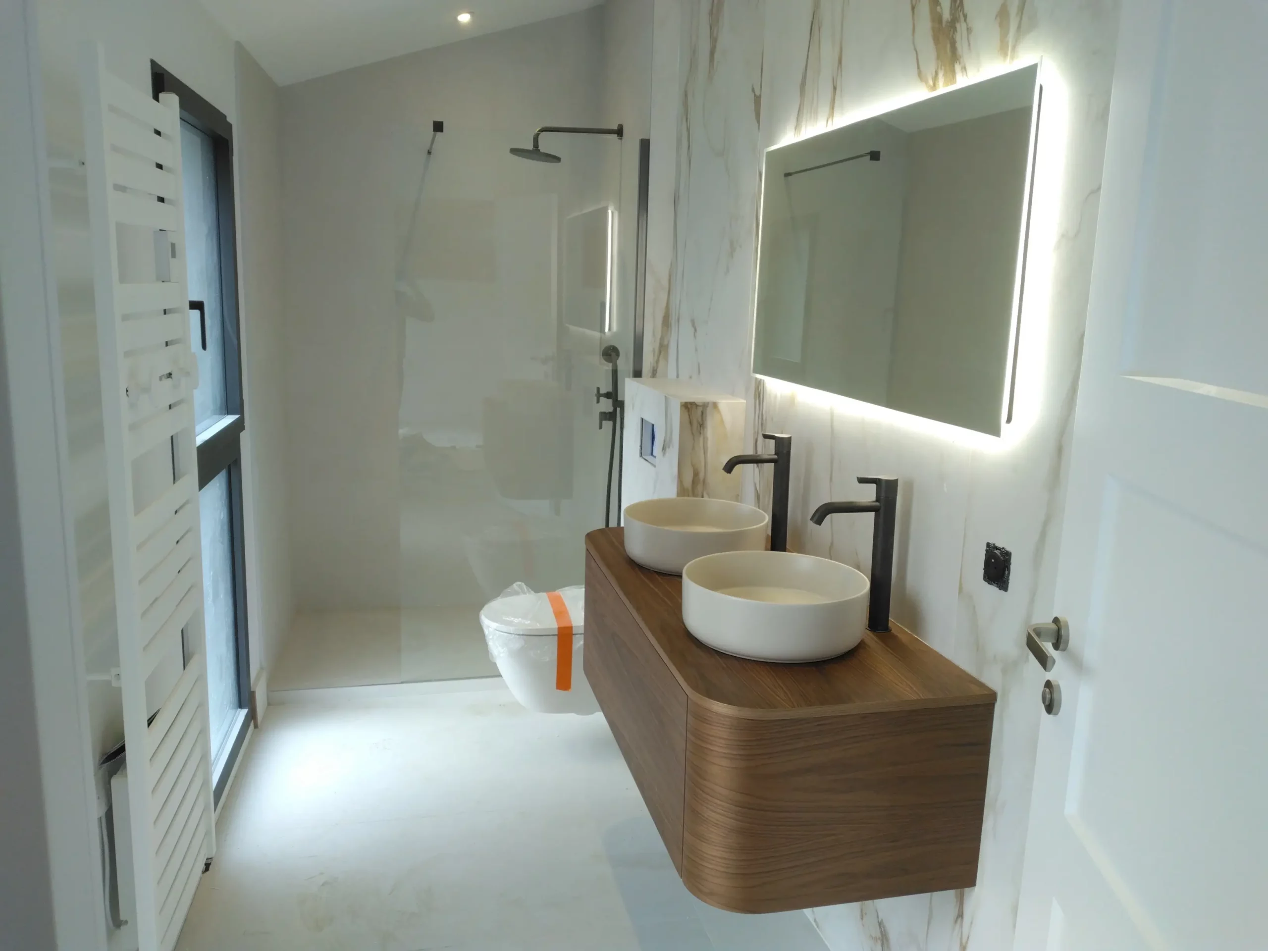 Salle de bain moderne avec meuble double vasque, douche italienne, rénovation ac-plomberie en haute-garonne