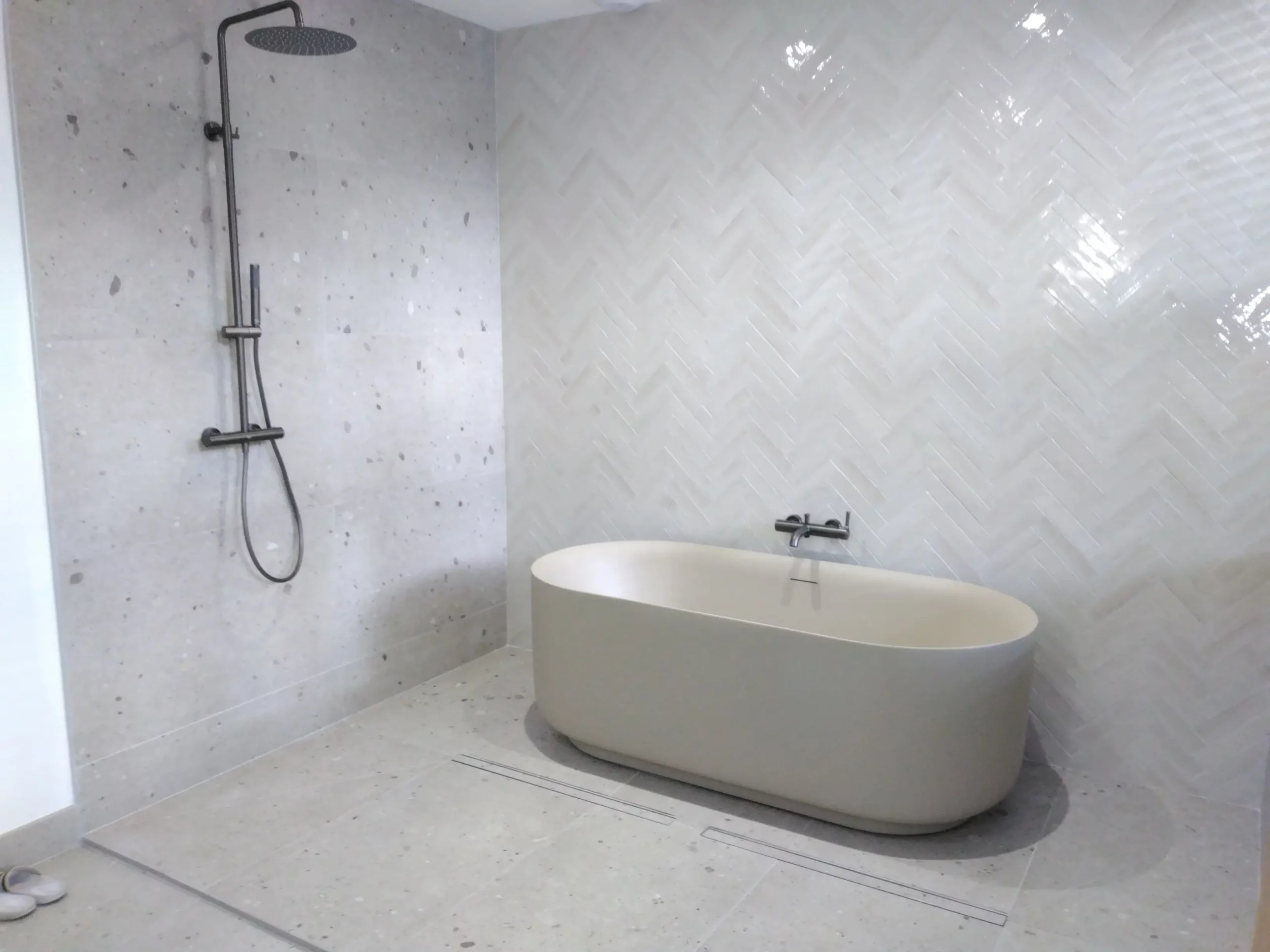Salle de bain zen avec baignoire îlot et douche italienne par ac-plomberie en haute-garonne