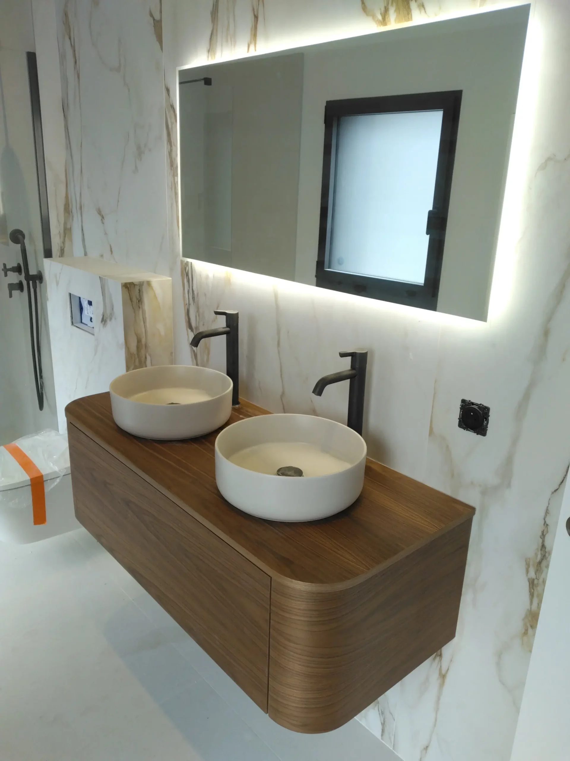 Salle de bains moderne avec meuble vasque design installée par ac-plomberie en haute-garonne