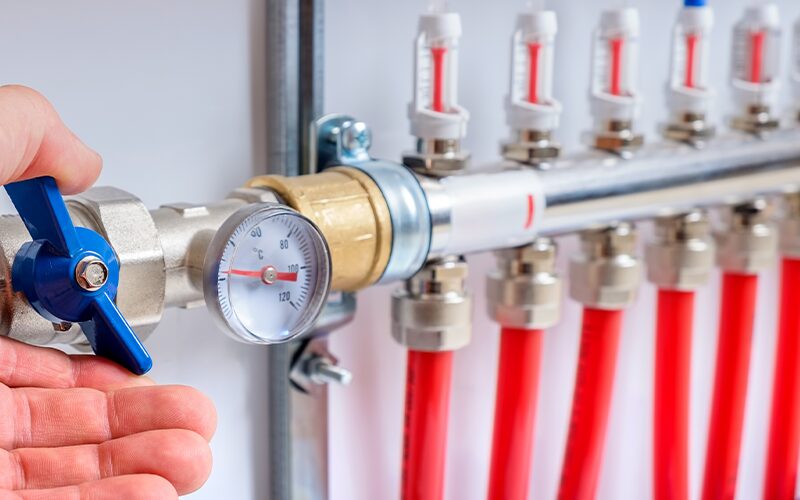 ac-plomberie réglage collecteur chauffage et manomètre sur installation moderne en haute-garonne