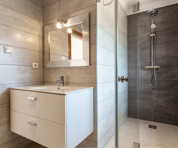 Salle de bain moderne avec vasque et douche italienne installées par ac-plomberie en haute-garonne
