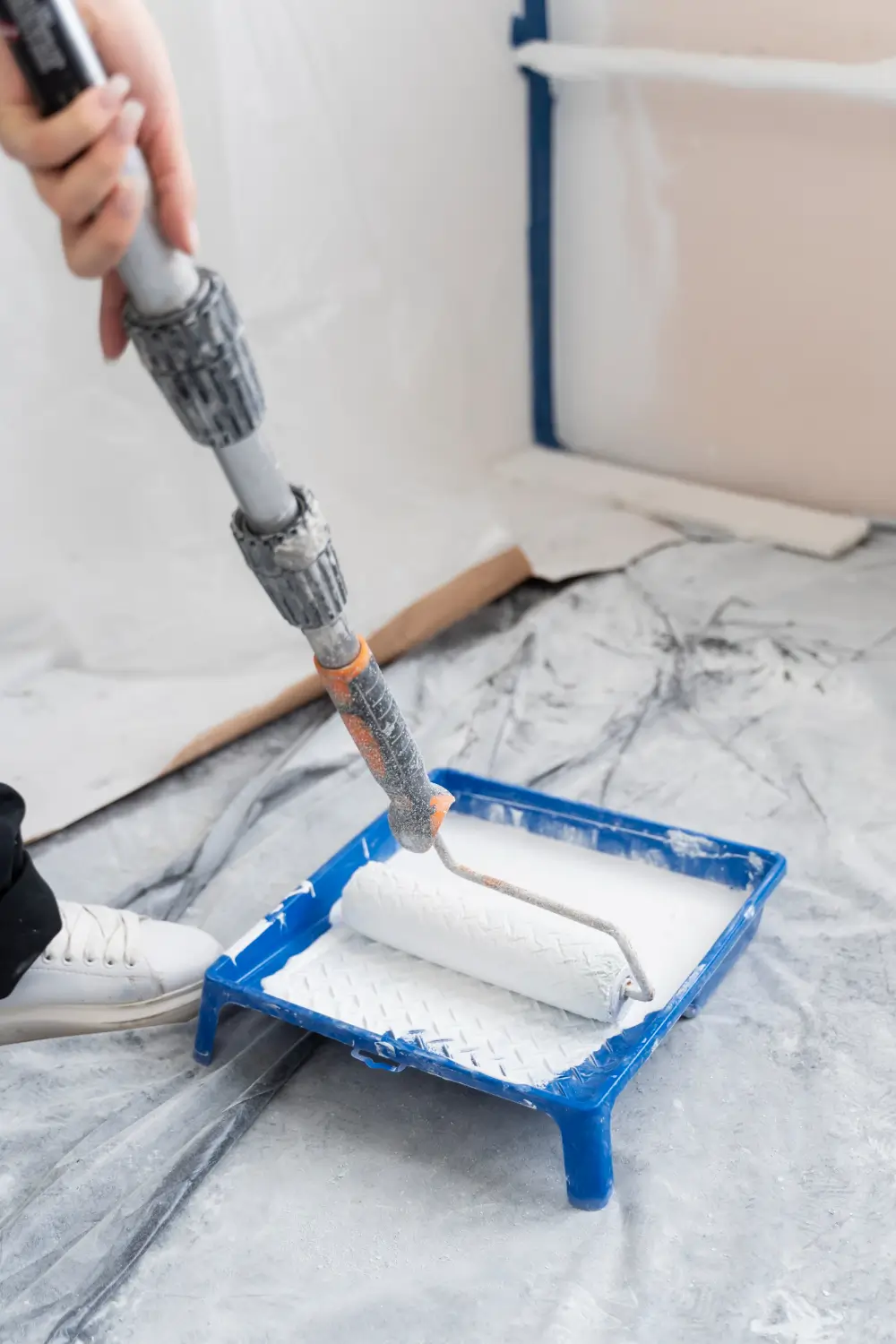 ac-plomberie travaux de rénovation peinture murale en intérieur en haute-garonne avec rouleau et bac de peinture blanche