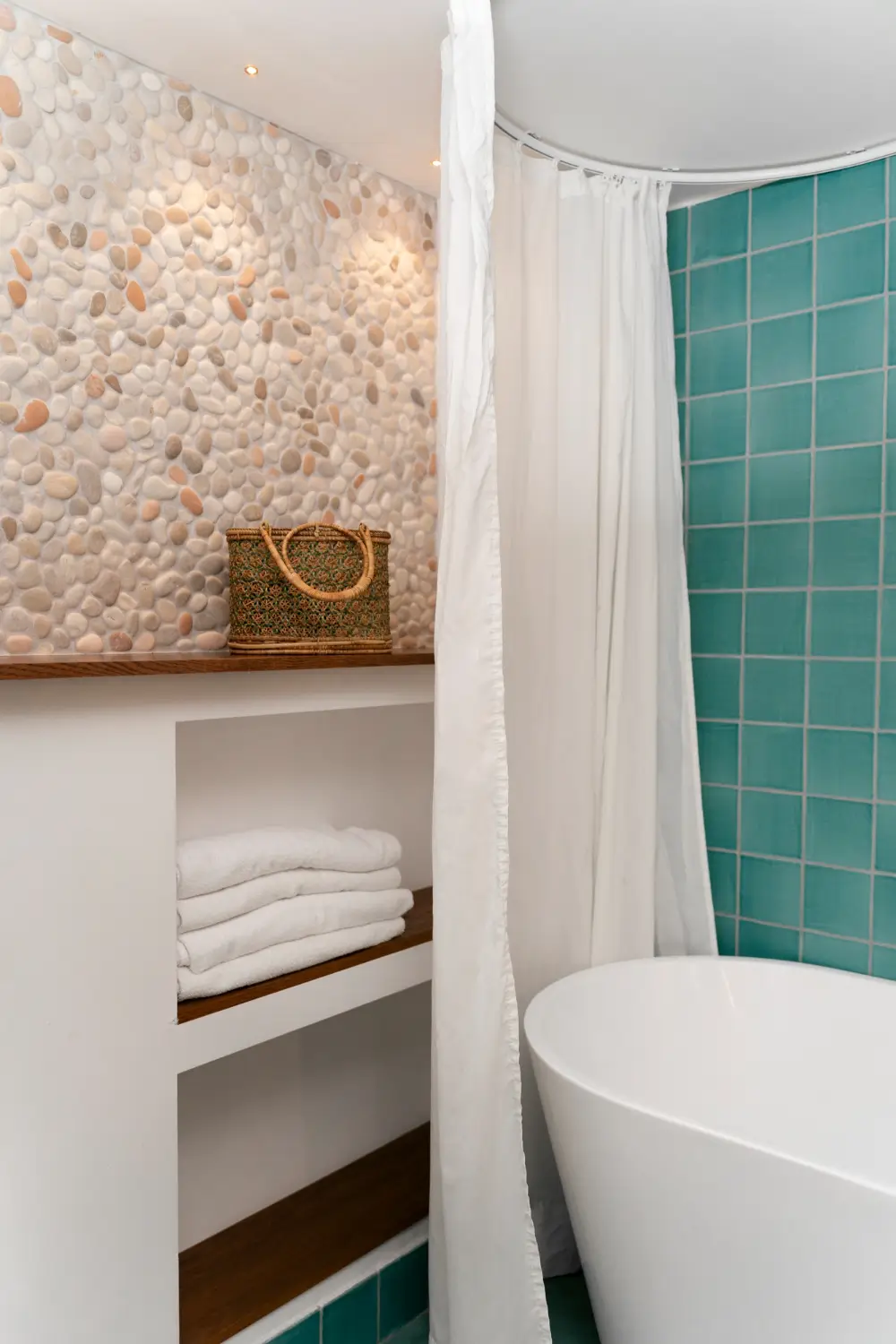 Salle de bain zen moderne avec baignoire et carrelage turquoise par ac-plomberie en haute-garonne