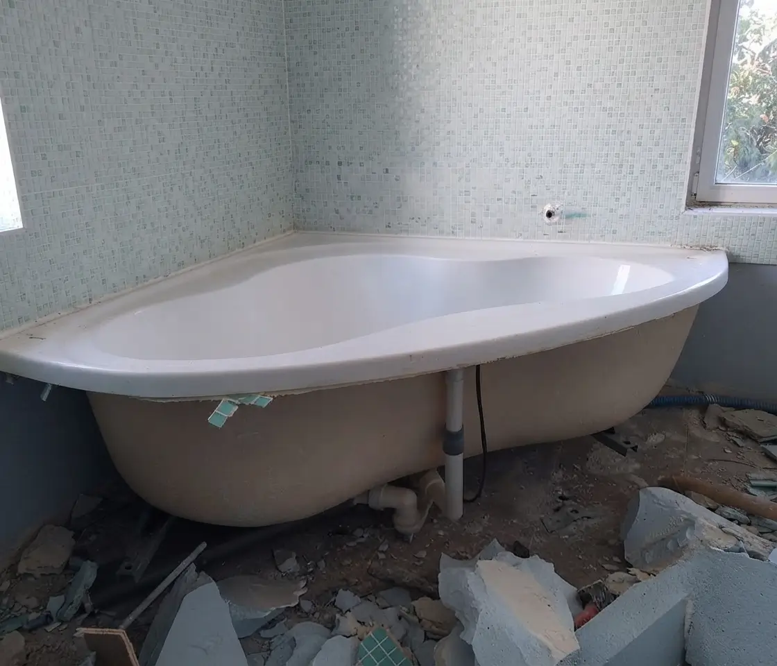 Rénovation de salle de bain avec baignoire d’angle en chantier par ac-plomberie en haute-garonne