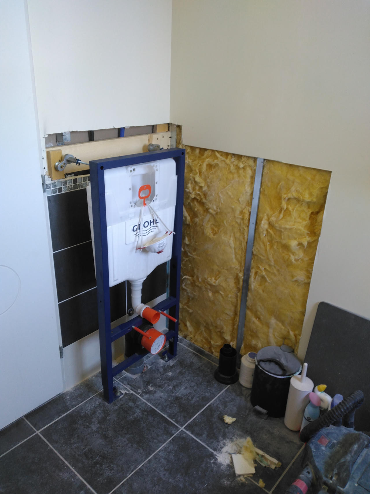Rénovation de salle de bain avec bâti-support WC Grohe par ac-plomberie en haute-garonne
